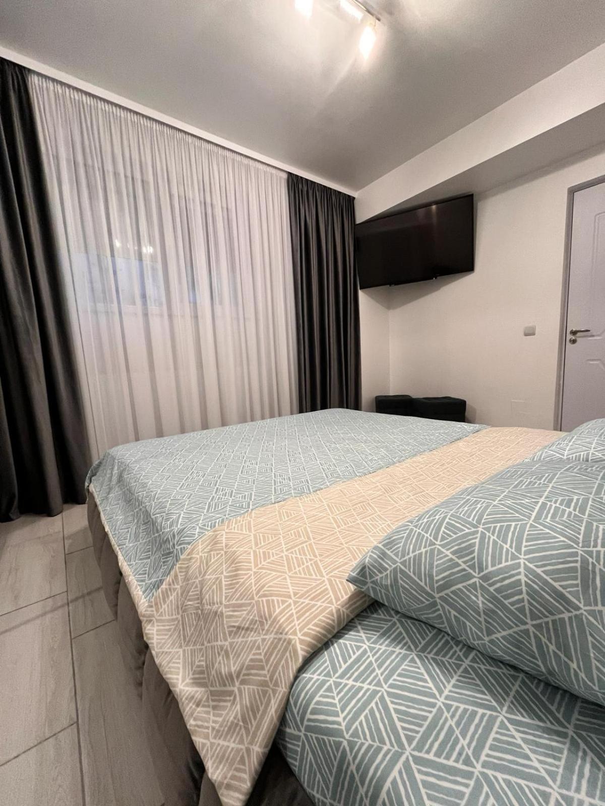 White & Silver Luxury Apartament Craiova Exterior foto